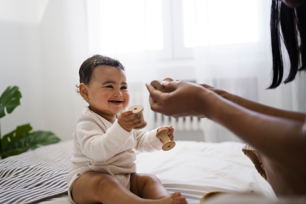 Mère passant du temps avec son enfant bien-aimé