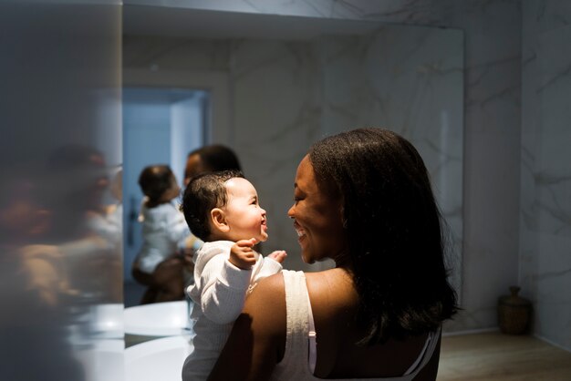 Mère passant du temps avec son enfant bien-aimé