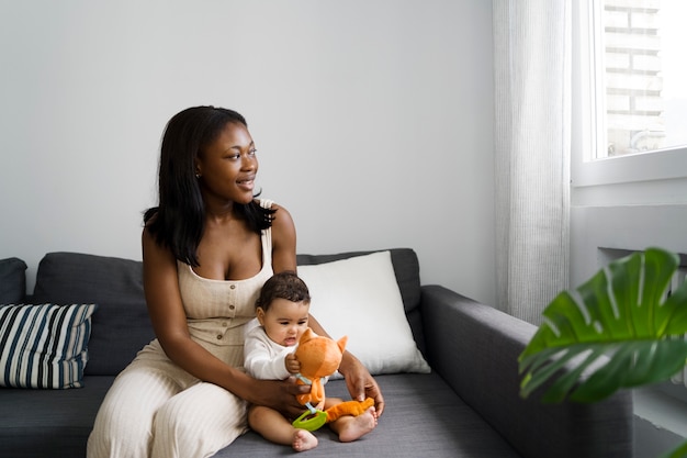 Photo gratuite mère passant du temps avec son enfant bien-aimé