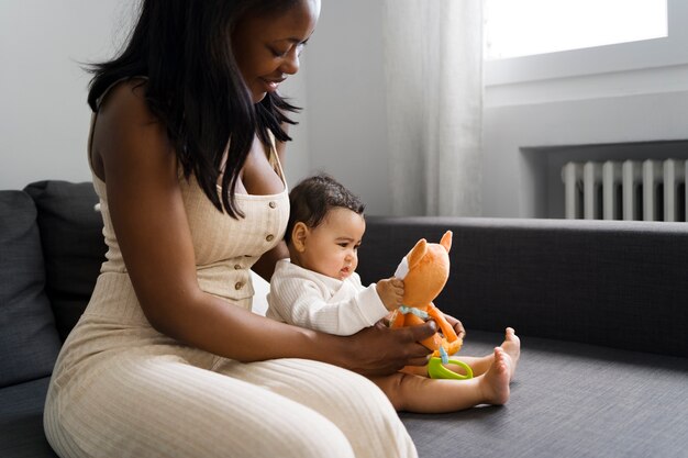 Mère passant du temps avec son enfant bien-aimé