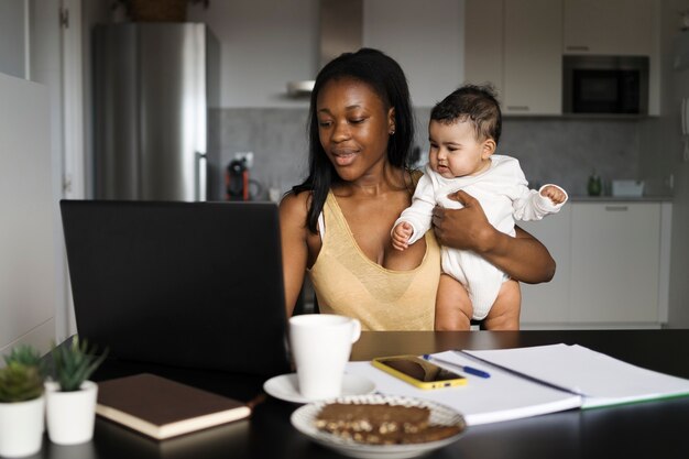 Mère passant du temps avec son enfant bien-aimé