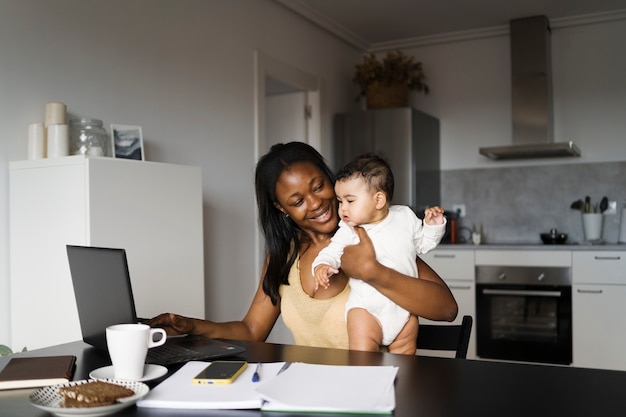 Mère passant du temps avec son enfant bien-aimé