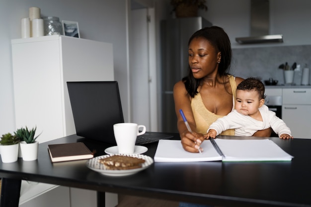 Photo gratuite mère passant du temps avec son enfant bien-aimé