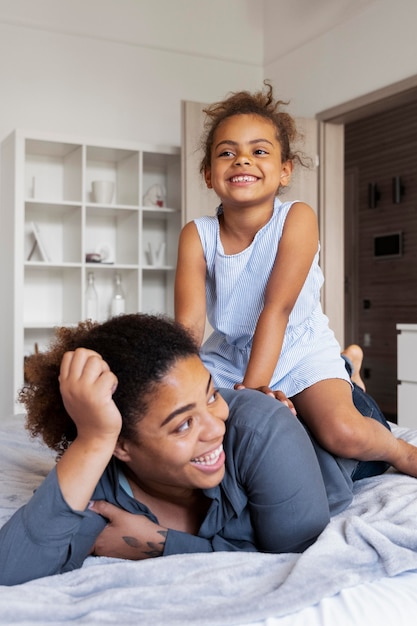 Photo gratuite mère passant du temps avec son enfant