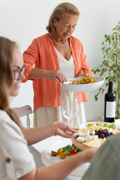 Mère passe du temps avec sa fille à la maison