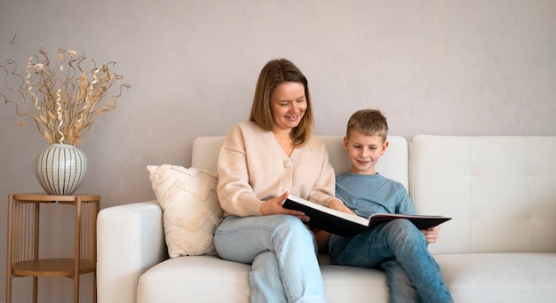 Photo gratuite mère passe du temps avec son enfant