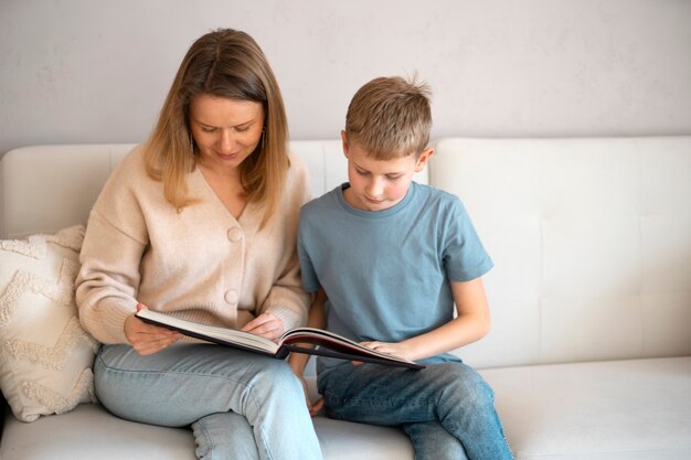 Photo gratuite mère passe du temps avec son enfant