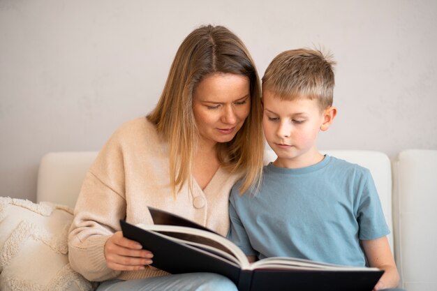 Mère passe du temps avec son enfant