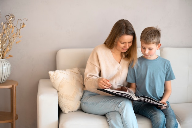 Mère passe du temps avec son enfant