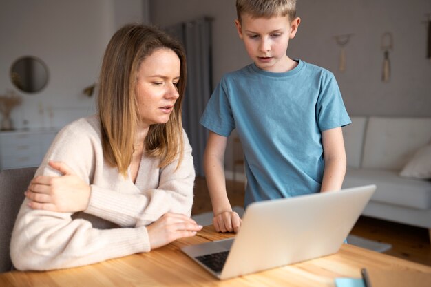 Mère passe du temps avec son enfant