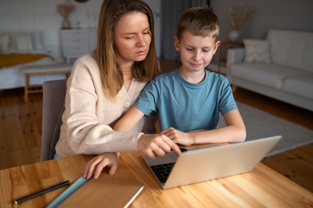 Photo gratuite mère passe du temps avec son enfant