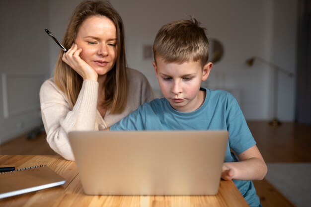 Mère passe du temps avec son enfant