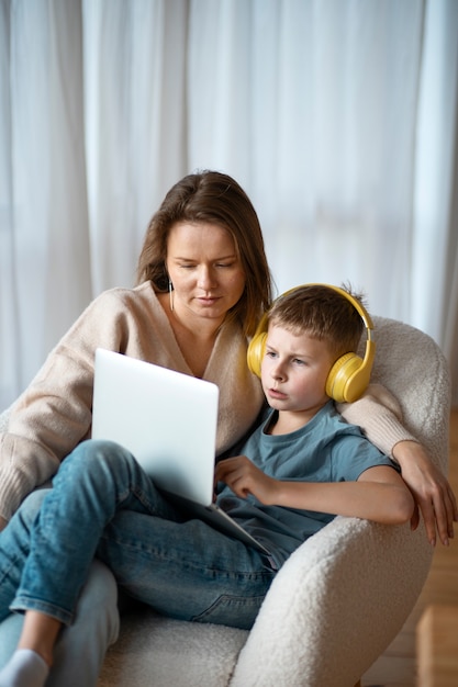 Mère passe du temps avec son enfant