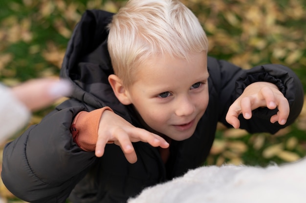 Mère passe du temps avec son enfant