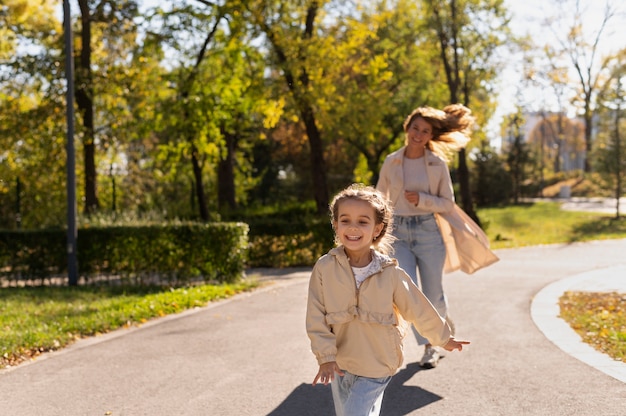 Mère passe du temps avec son enfant