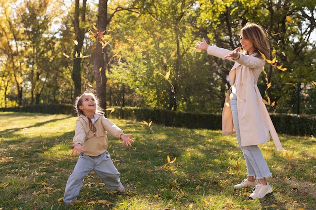 Mère passe du temps avec son enfant