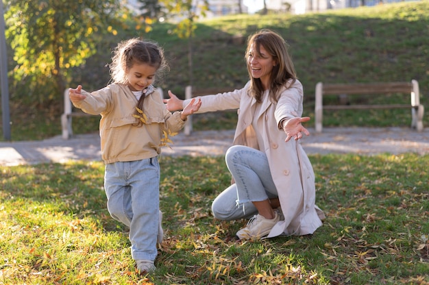 Mère passe du temps avec son enfant