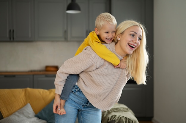 Photo gratuite mère passe du temps avec son enfant