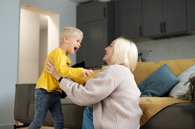 Photo gratuite mère passe du temps avec son enfant