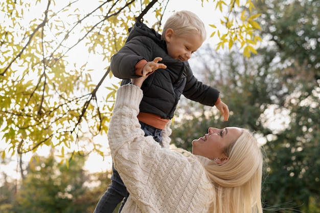 Mère passe du temps avec son enfant