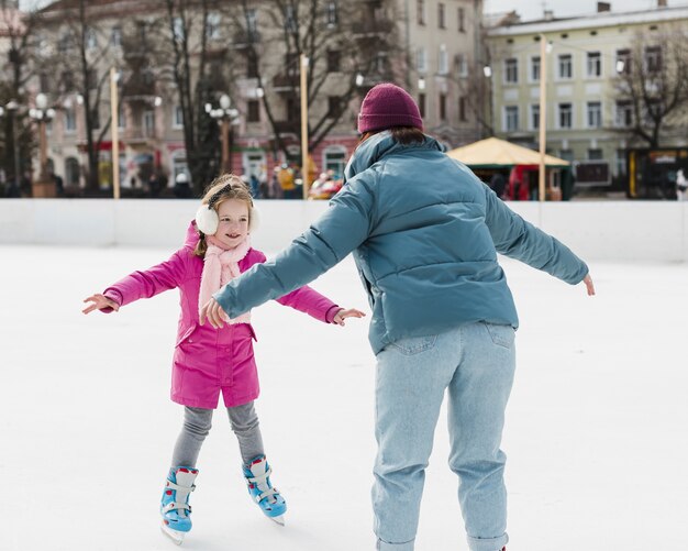 Mère, patinage glace, à, fille