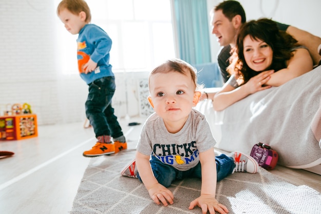 Photo gratuite la mère et le père admirent leurs fils