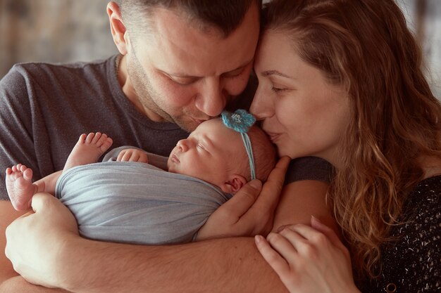 La mère et le père embrassant leur fille