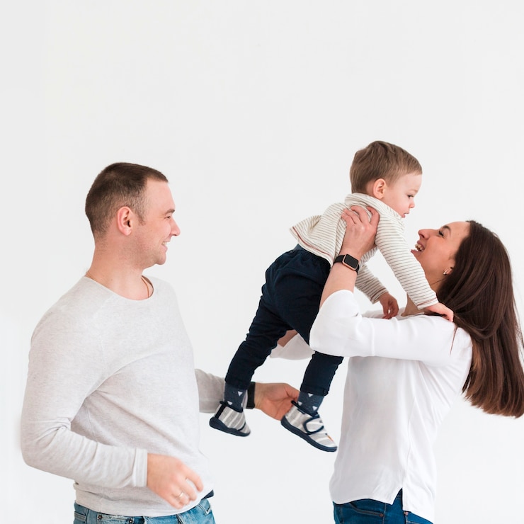 Photo gratuit mère et père avec enfant et espace copie