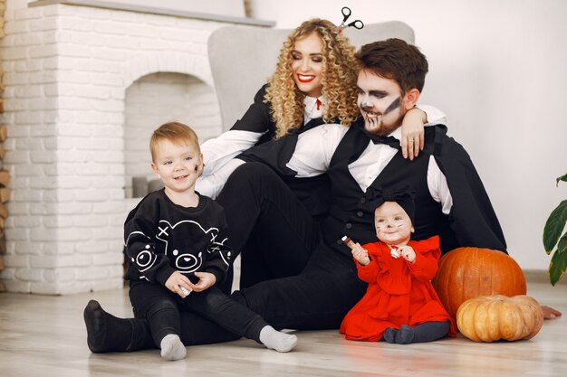 Mère père et enfants en costumes et maquillage. La famille se prépare à la célébration de l'Halloween.