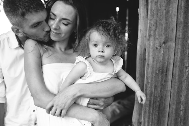 Mère, père et fille s'amusant ensemble à la ferme