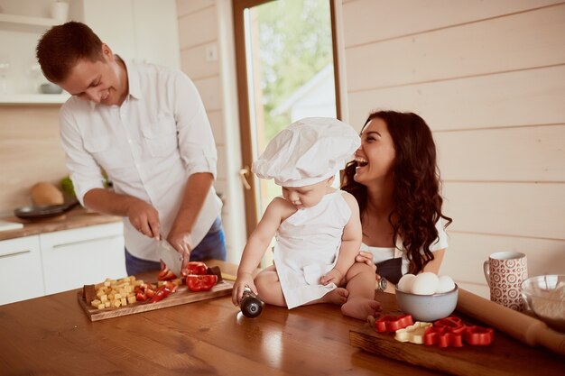 La mère, le père et le fils assis dans la cuisine