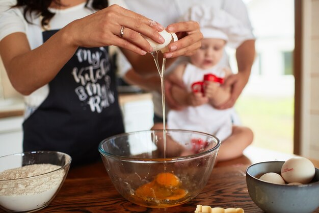 La mère, le père et le fils tirent des oeufs