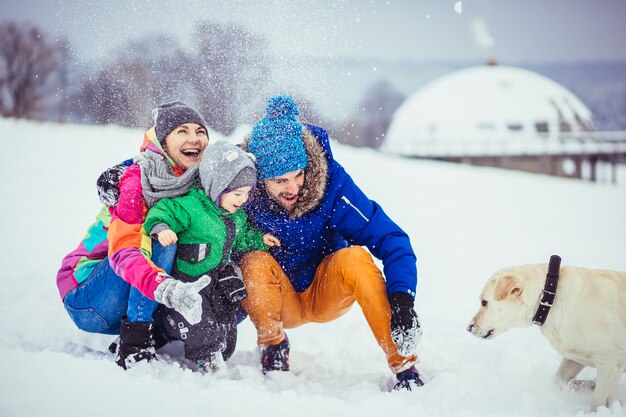 La mère et le père jouent avec leur fils