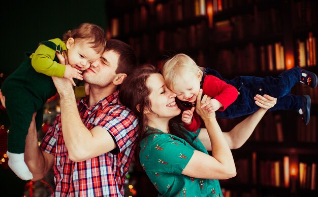 La mère et le père tiennent les mains de leurs fils