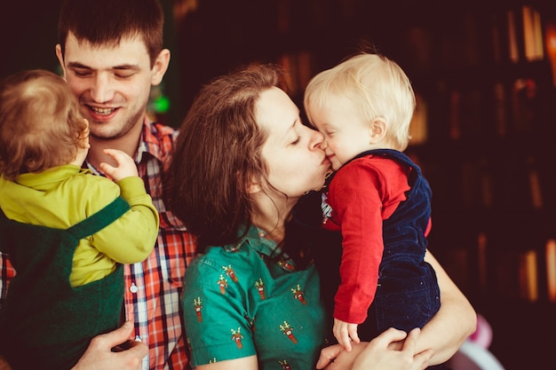 La mère et le père tiennent les mains de leurs fils