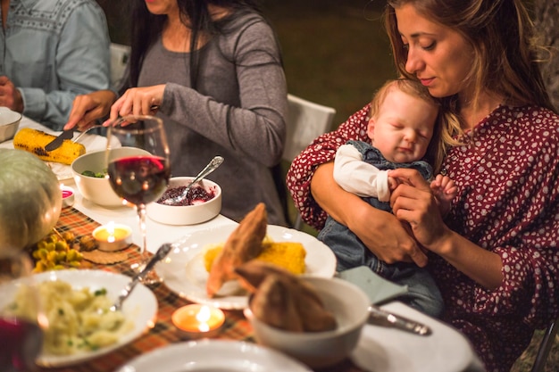 Photo gratuite mère avec petit bébé au dîner en famille