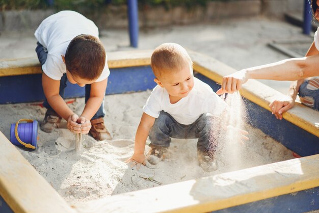 Mère avec petit enfant sur une aire de jeux