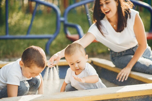 Mère avec petit enfant sur une aire de jeux