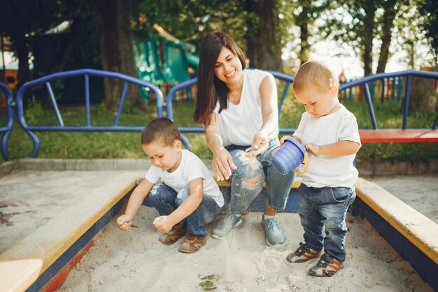 Mère avec petit enfant sur une aire de jeux