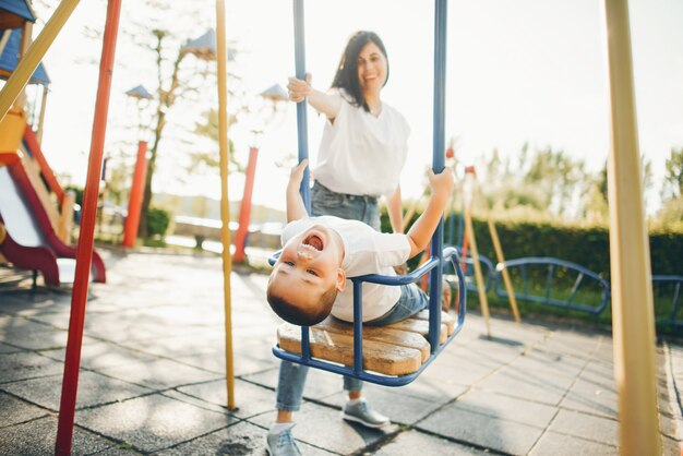 Mère avec petit enfant sur une aire de jeux