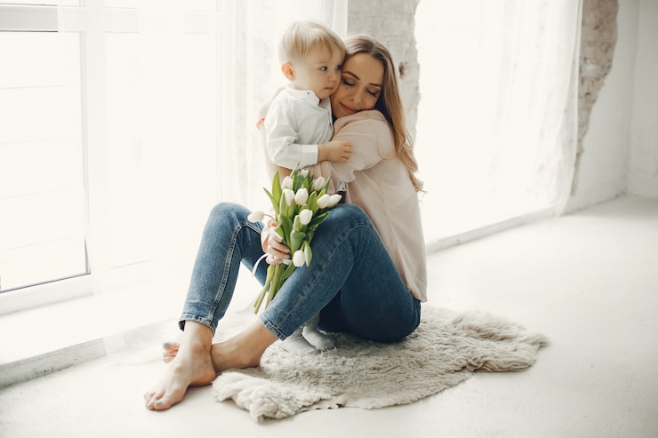 Photo gratuit mère avec petit enfant chez hme
