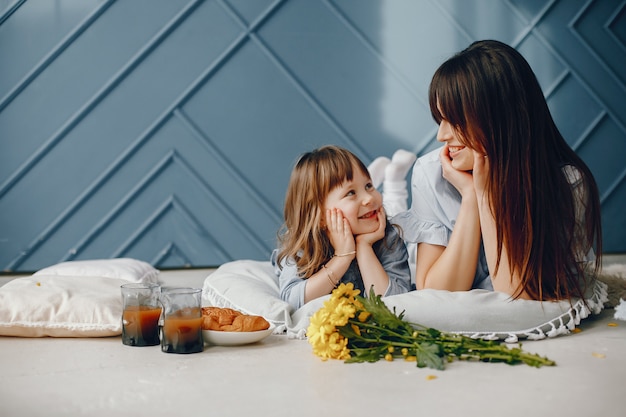 Mère avec petit enfant à la maison