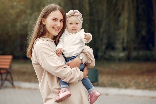 Mère avec petit enfant passer du temps dans un parc