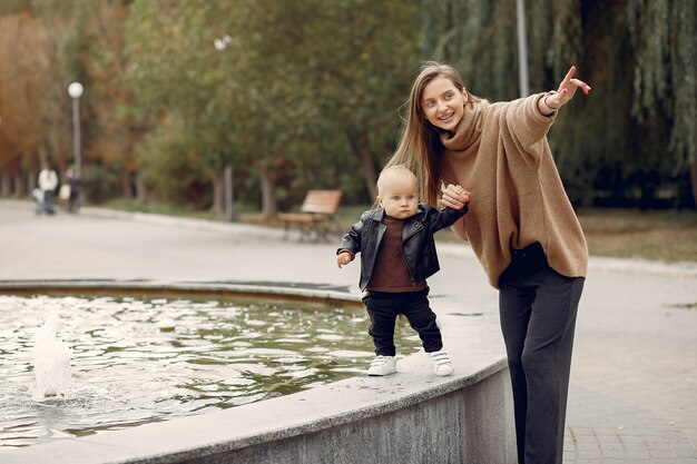 Mère avec petit enfant passer du temps dans un parc