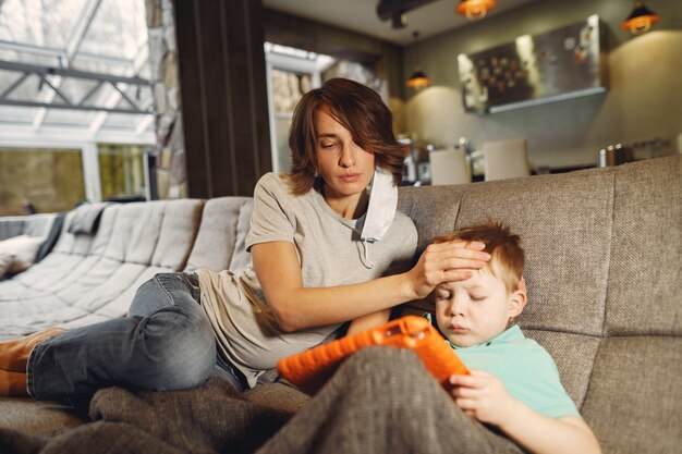 Mère avec petit fils assis à la maison en quarantaine