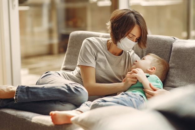 Mère avec petit fils assis à la maison en quarantaine