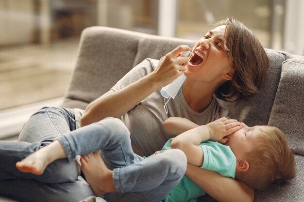 Mère avec petit fils assis à la maison en quarantaine