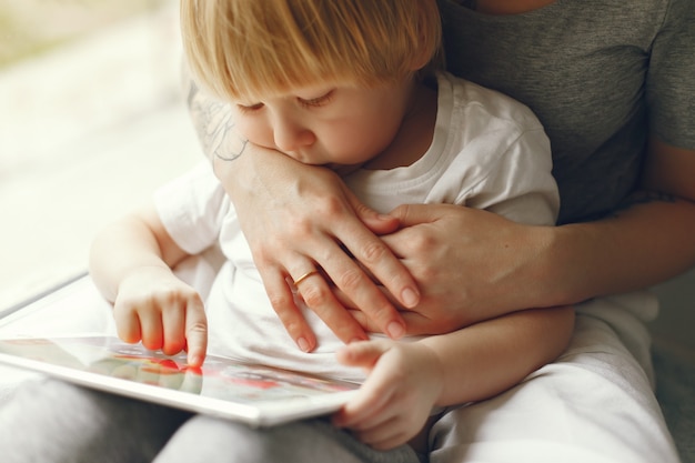 Mère et petit fils assis sur un rebord de fenêtre