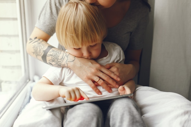 Mère et petit fils assis sur un rebord de fenêtre