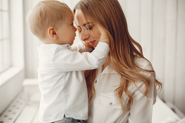 Mère avec petit fils dans une chambre